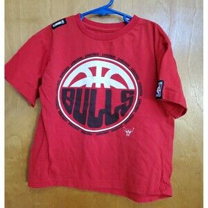 Boy's UNK NBA Chicago Bulls size 7 red t shirt short sleeve